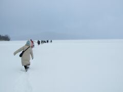 阿寒湖氷上を歩く