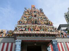 スリ・マリアマン寺院（シンガポール最古のヒンドゥー教の寺院）
屋根の乗っかってる小人たちの彫刻も興味深い。