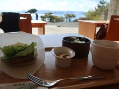 瀬戸内の美しい景色がよく見えるという美術館内カフェでの食事です。館内は撮影禁止ですが、こちらのカフェは撮影可です。