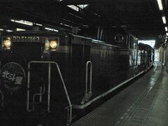 特急「北斗星」は1988年3月の青函トンネル開通と同時に誕生した上野ー札幌を結ぶ豪華寝台専用列車で、当初は1日2往復でした。連日指定券の瞬殺が続き、盆・正月の混雑期にはあと1往復臨時が運転され、翌1989年より定期列車化されて3往復体制になりました。
1,2号がJR北海道、3,4号と5,6号がJR東日本の車両が使われますが1999年の7月、豪華寝台特急「カシオペア」が運転開始され、北斗星は2往復に戻ります。
のちに青函トンネルの北海道新幹線工事開始に伴い、JR西日本のトワイライトエクスプレスと共に2015年3月で廃止されました。
カシオペアのみあと1年延命され、2016年3月で廃止でした。

27年の間に毎年増備と個室化が進められ、車両の編成は複雑怪奇です。