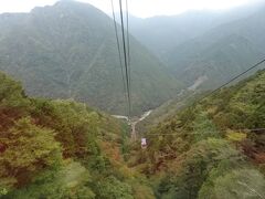 さて愛媛県にある石鎚山
ロープウエイで登ってみよう
一気に１３００ｍまで上がる
けっこうな急角度で登っているような感覚

