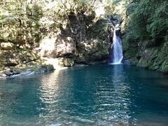 仁淀ブルーの聖地　にこ淵にも寄った

太陽の光が注ぐ時間や季節による光の角度によって青色が変化する幻想的な色彩
午前中の光　これでも十分美しい・・・けど
お昼近くのが、お日様の光が上から入ってもっとよいかも

こういうところを尋ねるのはレンタカーは便利