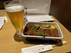 さくらラウンジでビールと共にいただきます。