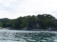 遠くの崖上にあるのは宿泊している「浄土ヶ浜パークホテル」