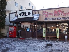 目当ての餃子専門店が12時オープンだったため、隣のラーメン店「梵天」に入店。