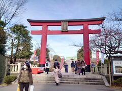 亀戸駅から脇目もふらずてくてく歩いて約10分
亀戸天神社に到着

鳥居の正面で係りのおじさまが「鷽替え神事参加の方はこちらでーす」と案内してくれていたので、スムーズ