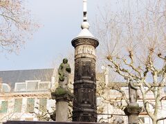 釘の柱（Nagelsaule）は、第一次世界大戦を記念する記念碑で、
中心の柱を３本の石柱が囲んでいます。
