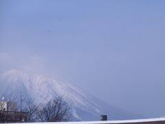 更に更に、駅コンコースから、大きく岩手山が見えるではありませんか
（写真ではみにくいですが、肉眼ではきれいな雄姿がみえました）