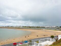 ビーチが見えてきました。
奥に航空自衛隊の那覇基地や海上保安庁の那覇航空基地も見えます。
