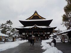 善光寺本堂です。雪かきされていて良かったです。かいていないところは、滑ります。