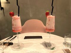 東京・表参道【fruta&】

【フルータ アンド】の自家製いちごみるくをかき混ぜるとピンクに！
おいしかったです☆☆

オシャレなグラスです。
ポルトガルの「BELO INOX（ベロ イノックス）」のカトラリー。