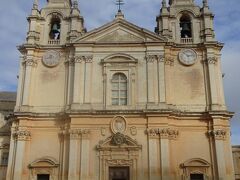 聖パウロ大聖堂
Mdina Cathedral

大聖堂に入ります。
ラバトとイムディーナに聖パウロの名を持つ教会(大聖堂)があるためか、ごっちゃになった口コミを見る。こっちの大聖堂には怖い地下はない。