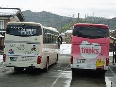 出石には午後2時に到着しました。観光バス用の駐車場のある「出石城山ガーデン」にはトラピックスのバスやクラブツーリズムのバスも停まっていました。東京からではなく関西からのツアーのようでした。