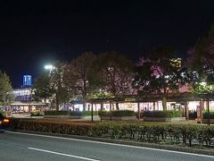 食事の済んだ午後6時30分にバスは出発して鳥取駅前のホテルに向かいます。途中鳥取県庁の前を通過しましたが、そのあたりから駅前まで周囲は真っ暗な印象を受けました。