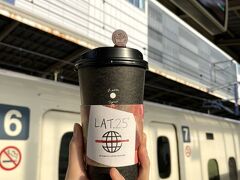 久～～しぶりに新幹線に乗り旅行へ♪

新横浜駅構内も久しぶり
『caffe LAT.25°』ありました～
温かいコーヒーとともに…