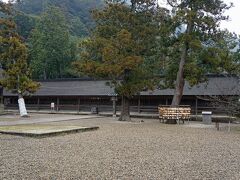 拝殿に向かって右側に「東十九社」が見えます。反対の左側には「西十九社」があります。「十九社（じゅうくしゃ）」の名前の由来は東西の各十九社が「19枚の扉」がある社という意味です。出雲地方では例年11月から12月になると神在祭（かみありさい）が斎行されますが、日本全国の八百万の神々が大国主大神との間で「神議（かみばかり）」と呼ばれる会議をするために出雲大社に集まります。この神在祭の期間中に八百万の神々は、出雲大社境内の東西の端にあるこの十九社に宿泊されます。