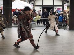 11:30～ 城彩苑内の親水空間で、熊本城おもてなし武将隊の演舞が始まりました。
この日は、九州の名だたる4名の武将が登場。

