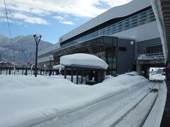 飯山駅のホームに降りてみるとそこはもう雪国です