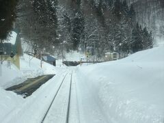 １４：００　信濃白鳥駅に停車、雪原の中にホームだけがきれいに除雪されています