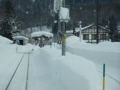 １４：１４　森宮野原駅に停車、立派な駅舎らしい建物が見えます