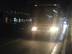 朝一便の名護バスターミナル行き高速バスに乗ります。