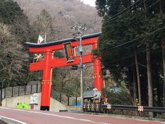 大天狗山神社
真っ赤な鳥居が遠くから目立っていました。
立ち寄ってはいませんが、歴史ある霊験あらたかな神社ではなく、新興宗教の施設のようです。
ここがちょうどヘアピンカーブの急勾配で、真っすぐ歩けず前傾姿勢になってしまい、やっとの思いで登りました。