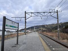 振り返ると目指す鋸山が見えました。

ここから日本寺を経由して登ります。