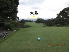 「大島コース」１番ホール。
海に向かっての打ち下ろし。
水平線に大島が見えます。
いやあ、リンクスコースは風がシンドイ＾＾；
って風のせいにしちゃイケマセン。