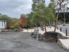 予約しておいた空港のニッポンレンタカーのカウンターへ行き、近くの事務所まで送ってもらい車を借りました。
朝の到着便が重なったのか10人ほどの方が手続きを待っていて、結局1時間ほどかかりました。
山陰自動車道を北上してまずは足立美術館へ到着。