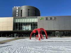 その前にちょっと駅前まで、函館駅もモダンな建物になっています