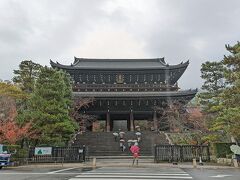 「知恩院」にも行ってみました。浄土宗総本山です。宗祖は法然（ほうねん）。浄土真宗を開いた親鸞（しんらん）のお師匠様です。ご本尊は、法然上人像（御影堂）、阿弥陀如来（阿弥陀堂）。

三門。でけぇ！！！(ﾟдﾟ)！
高さ24ｍ、横幅50ｍだそうです。日本最大級。

一般的には「山門」とされますが、こちらは「三門」。〈「空門（くうもん）」「無相門（むそうもん）」「無願門（むがんもん）」という、悟りに通ずる三つの解脱の境地を表わす門を意味している〉とのこと。

◇知恩院：https://www.chion-in.or.jp/