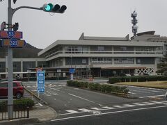 御前8時に出発したバスは鳥取県庁の前を通りました。妻は広告代理店時代に何度もここへ来たそうです。その関係で山陰の温泉にも行ったことがあるようで、今まで山陰を旅しようという話になりませんでした。