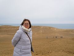 多くの方が海岸側の丘に向かって歩いて行かかれます。まずは記念写真を撮ります。