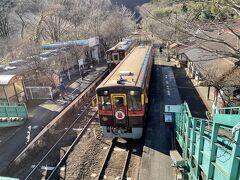 神戸（ごうど）駅です。
今乗ってきたわっしー号を上から撮ってみました。
行き違いをするので、少しの間停まっていました。
でも、私たちはここで降ります。