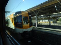 １１：００　吉野口駅で上り特急とすれ違いました、どちらも特急料金は同じ￥５２０ですがこの青のシンフォニーはさらに特別料金が￥２１０かかります、でもこの差額ならすごくお得な感じがします