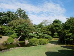 こちらは旧渋谷家住宅や美術展覧会場の裏手にある酒井氏庭園。
典型的な書院庭園。
