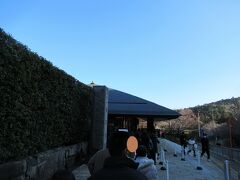 入山料の販売所まで行列ができてました。その途中に勝尾寺の石柱