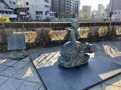 中島川公園に小鯨の背中に乗ったカッパの「ぼんたくん」の
銅像がありました。

カッパのイラストで有名な長崎出身の漫画家の清水崑さんの
漫画をモデルにした銅像です。