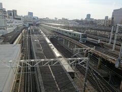 　橋の上からは、上野駅の地平ホームを見下ろすことができます。
