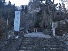 道の駅から歩いて5分

妙義神社到着。

水墨画のような景色がいい味出してます。