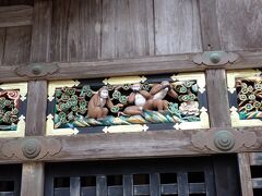 まずは日光東照宮を参拝です。見ざる言わざる聞こえざるの三猿から。
