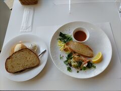 昼食は美術館の中にあるレストラン・アレイでゆったりと戴きました。
折角なので少し奮発しました。
海老の料理でソースが海老の味噌が入った濃厚なお味でした。