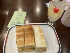 コンパルのエビフライサンド！

地下鉄から近くのお店で、サクッと食べられそうなお店を探していたら、ここのエビフライサンドが有名とヒットしたので行ってみました。

平日の5時前ということもあって、並ぶことなく入店。
昔ながらなレモンスカッシュも嬉しいです。

さて、このエビフライサンド、出てきたときには余裕で食べられる量と思いましたが…
