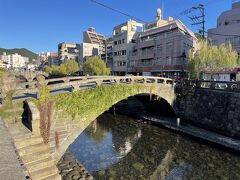 中島川石橋群の一つである「袋橋（ふくろばし）」の写真。

「袋橋」（長崎市指定有形文化財）は、中島川下流の石橋アーチ橋では
「眼鏡橋」に次いで古いとされ、架設年月、架設者とも
不詳とされています。

1721年以降、度々の洪水でも流失しなかったようですが、
1982年（昭和57年）の長崎大水害ではアーチ部分を残して崩れました。
修復にあたっては流失した元の石材を集めて活用しながら
原形を復旧したとのことで、「眼鏡橋」と同様に江戸時代の風情が
感じられます。 

「袋橋」の石造りの単一アーチは、かなり滑らかな弧を描いていて、
扁平な造りとなっています。
「眼鏡橋」よりも1つ下流にあるこの橋から「眼鏡橋」を撮影するのが
観光客に人気となっています。