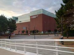 カップヌードルミュージアムを右手に見て進んでい行くと