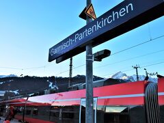 Bahnhof Garmisch-Partenkirchen（ガルミッシュ・パルテンキルヒェン駅）

ツークシュピッツェの麓の町「ガルミッシュ・パルテンキルヒェン」。

かつては川を挟んで西側のガルミッシュと東側のパルテンキルヒェンという2つの町に分かれていたのですが、ヒトラーが冬季オリンピック誘致のために合併させたという歴史を持つ町です。