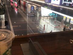 受験が終わり羽田へ向かいました。第1ターミナルのスタバでひと休み。