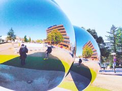 金沢21世紀美術館

球体のパビリオン「まる」
これは作品ではなく建築物だそうで。境目が分からない。