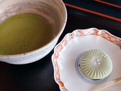 兼六園　時雨亭

兼六園に入ってまっすぐ向かったのは時雨亭。
とても素敵な茶室にて、お抹茶と生菓子を。生菓子大好きなんだけどなかなか自分で買いに行く機会もなくとっても嬉しい。