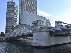 ●勝鬨橋

船はやがて1940年に架けられた可動橋で、国の重要文化財にも指定されている「勝鬨橋」を通っていきます。